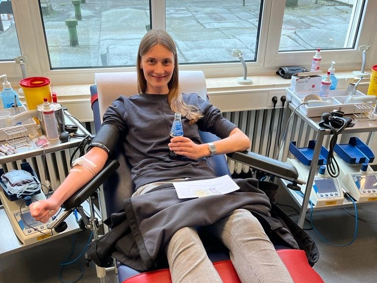 Tapfer: Auch Denise Fischer von HLB Stückmann ließ sich „pieksen“ und spendete gemeinsam mit ihren Kanzleikollegen eine ansehnliche Menge Blut. Das Bewusstsein, hiermit etwas sehr Gutes zu leisten, sei ein lohnender Dank, sagt sie. (Foto: HLB Stückmann)