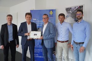 (v. li.) Dietmar Lager von der Wirtschaftsförderung der Stadt Lingen (Ems) und Oberbürgermeister Dieter Krone gratulierten dem Depenbrock-Bereichsleiter Michael Rumker sowie den beiden Mitarbeitern, die vor Ort tätig sind, zum neuen Standort. (Foto: Stadt Lingen)