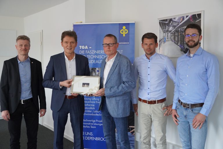 (v. li.) Dietmar Lager von der Wirtschaftsförderung der Stadt Lingen (Ems) und Oberbürgermeister Dieter Krone gratulierten dem Depenbrock-Bereichsleiter Michael Rumker sowie den beiden Mitarbeitern, die vor Ort tätig sind, zum neuen Standort. (Foto: Stadt Lingen)