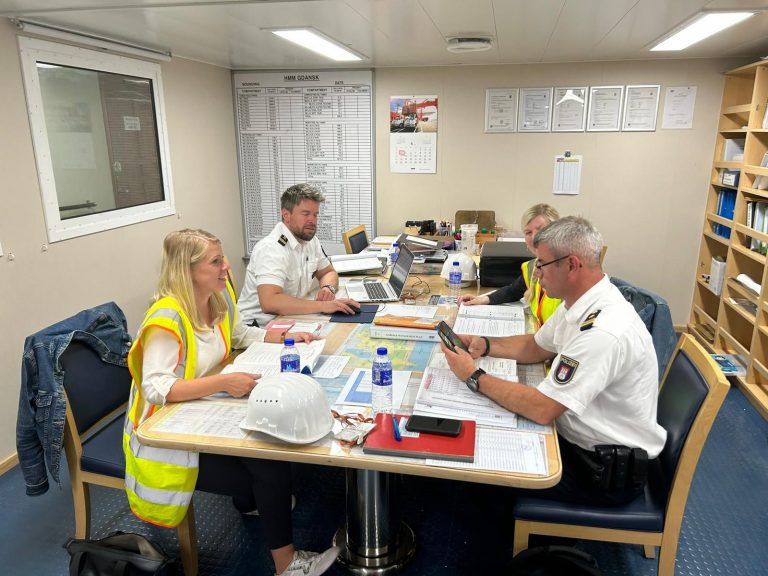 Dokumentenkontrolle (Foto: BSH)