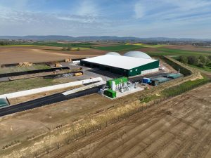 Die ETW Energietechnik aus Moers hat in Zusammenarbeit mit dem Planungsbüro Rytec aus Baden Baden eine Biomethananlage in Rittershoffen, im Elsass, gebaut. Die Aufbereitungskapazität der Anlage, die im Februar 2023 in Betrieb gegangen ist, beträgt stündlich etwa 700 Normkubikmeter Rohbiogas. (Foto: ETW)