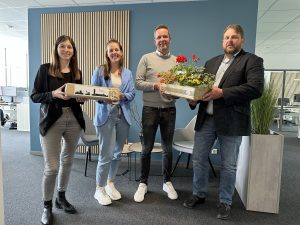 Lara Bemboom von der Wirtschaftsförderung der Stadt Lingen (li.) und Ortsbürgermeister Christoph Stafflage (re.) gratulieren Geschäftsführer Christian Linkert und seiner Frau Birgit zur Existenzgründung. (Foto: Stadt Lingen)