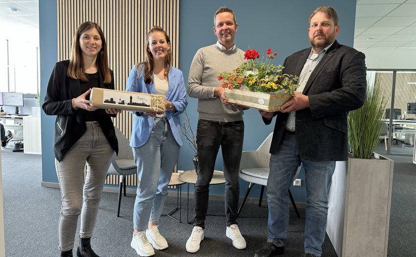 Lara Bemboom von der Wirtschaftsförderung der Stadt Lingen (li.) und Ortsbürgermeister Christoph Stafflage (re.) gratulieren Geschäftsführer Christian Linkert und seiner Frau Birgit zur Existenzgründung. (Foto: Stadt Lingen)