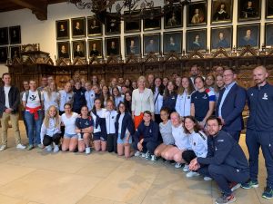 Bürgermeisterin Angela Stähler begrüßt die Nationalspielerinnen aus Frankreich und Deutschland sowie Vertreter des Fördervereins Hockey des THC Münster als Ausrichter der Länderspiele. (Foto: THC Förderverein Münster)