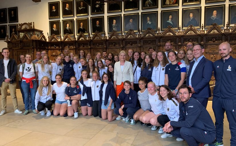 Bürgermeisterin Angela Stähler begrüßt die Nationalspielerinnen aus Frankreich und Deutschland sowie Vertreter des Fördervereins Hockey des THC Münster als Ausrichter der Länderspiele. (Foto: THC Förderverein Münster)