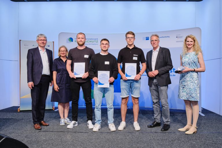 Eine besondere Auszeichnung für eine besondere Idee: Mit Dennis Wedel, Alexander Hartmann, Fynn Kaspar (3., 4. und 5. v.l.) freuen sich (v.l) Achim Derks (stv. Hauptgeschäftsführer DIHK), Anke Schweda (IHK Osnabrück),), Stefan Wenzel (Parlamentarischer Staatssekretär des BMWK) und Moderatorin Lis Blume mit den Preisträgern. (Foto: DIHK)