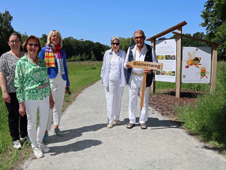 Neuer Teilabschnitt des Rundwanderwegs auf Schloss Benkhausen: Paul Gauselmann (von rechts), Karin Gauselmann, Sylvia Blaha, Angelika Gauselmann und Larissa Mattlage weihen den Bienen-Weg ein. (Foto: Gauselmann)