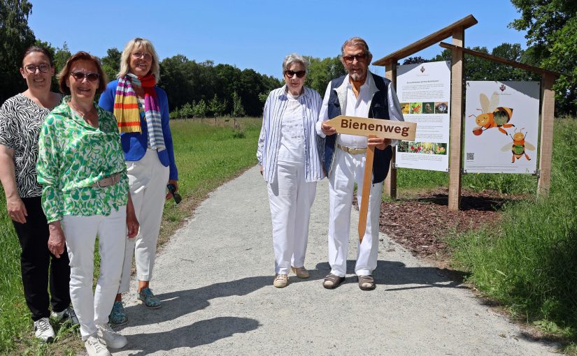 Neuer Teilabschnitt des Rundwanderwegs auf Schloss Benkhausen: Paul Gauselmann (von rechts), Karin Gauselmann, Sylvia Blaha, Angelika Gauselmann und Larissa Mattlage weihen den Bienen-Weg ein. (Foto: Gauselmann)