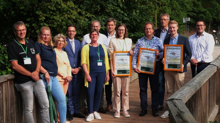 : Falko Mohrs, Niedersächsischer Minister für Wissenschaft und Kultur, (4 v. l.) nahm gemeinsam mit Vertreter*innen der Hochschule Osnabrück sowie Vertreter*innen vom Verband Garten-, Landschafts- und Sportplatzbau Niedersachsen-Bremen e.V. an der Preisverleihung teil (Foto: VGL Niedersachsen-Bremen e. V. / M. Wokurka).