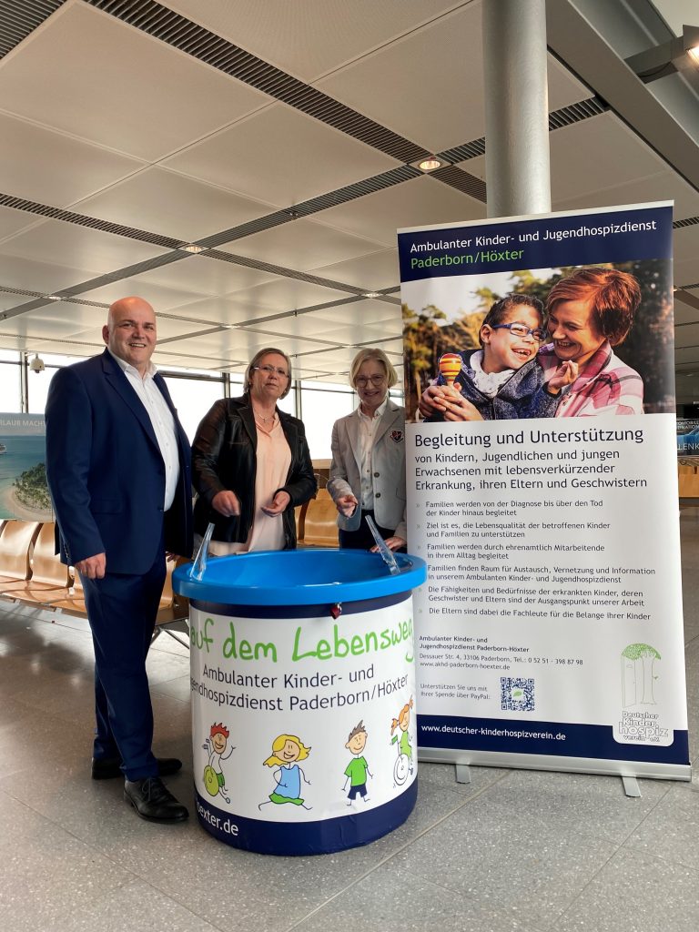 Flughafen-Geschäftsführer Roland Hüser mit Silvia Jäger (Bildmitte) und Annette Schäfers vom Ambulanten Kinder- und Jugendhospizdienst Paderborn/Höxter an der Spendenbox im Abflugbereich. (Foto: Flughafen Paderborn / Lippstadt)