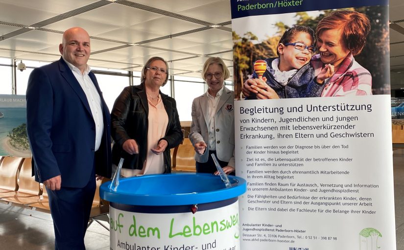 Flughafen-Geschäftsführer Roland Hüser mit Silvia Jäger (Bildmitte) und Annette Schäfers vom Ambulanten Kinder- und Jugendhospizdienst Paderborn/Höxter an der Spendenbox im Abflugbereich. (Foto: Flughafen Paderborn / Lippstadt)