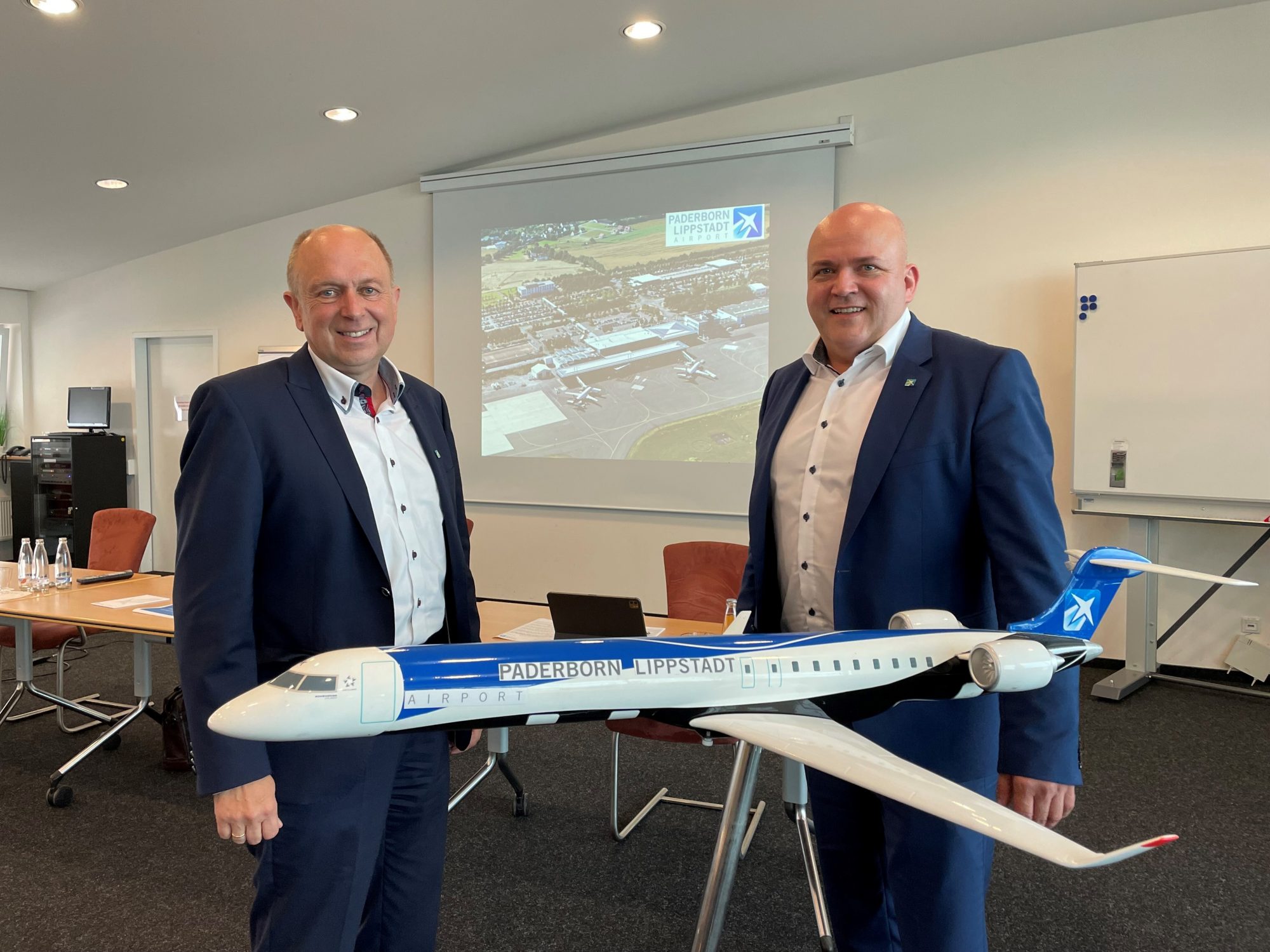 v.l.: Vorsitzender der Gesellschafterversammlung und des Aufsichtsrates Landrat Christoph Rüther und Flughafen-Geschäftsführer Roland Hüser (Foto: Flughafen Paderborn/Lippstadt)