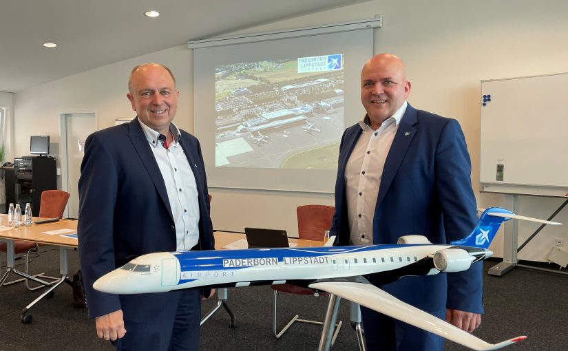 v.l.: Vorsitzender der Gesellschafterversammlung und des Aufsichtsrates Landrat Christoph Rüther und Flughafen-Geschäftsführer Roland Hüser (Foto: Flughafen Paderborn/Lippstadt)