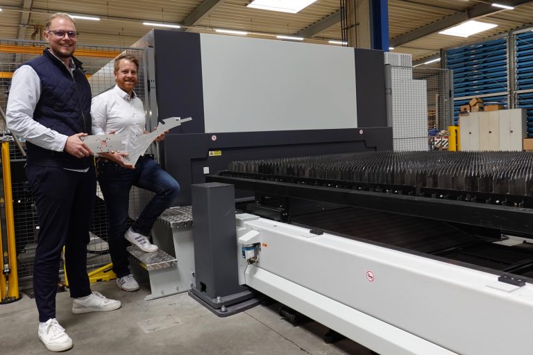 Marcel Kemner (li.) präsentierte André Schulenberg vom WIGOS-UnternehmensService die neue Maschine. (Foto: Sandra Joachim-Meyer)