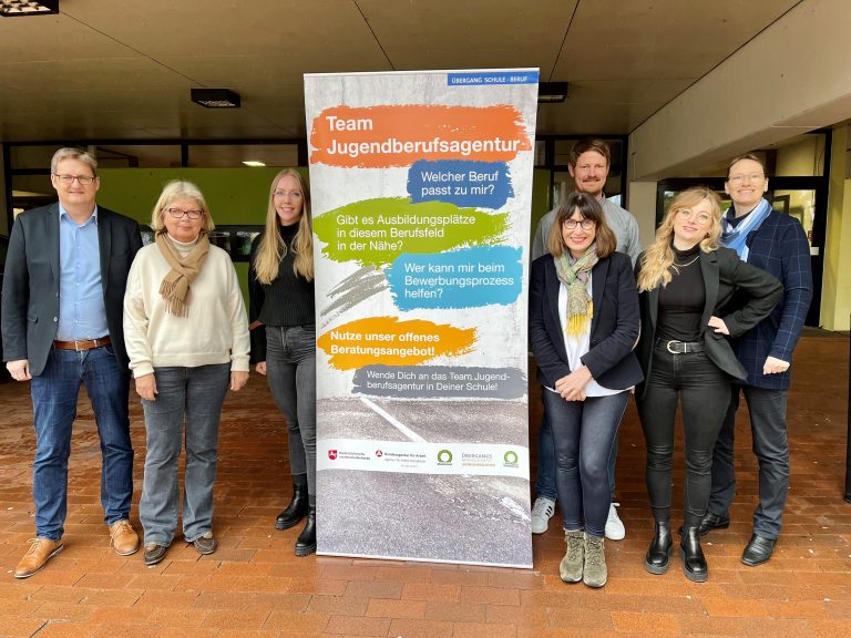 Matthias Gerigk, Berufsorientierungsbeauftragter des Gymnasi-ums Bad Iburg, Schulleiterin Christiane Schneider, Ausbildungs-lotsin Carolin Pieper, vorne Studien- und Berufsberaterin Magdalena Singh, Ralf Michael, Teamleitung Berufsberatung der Agentur für Arbeit Osnabrück, Annika Schütte, Servicestelle Schule-Wirtschaft, und Kristina Steinhake, Teamleitung Ausbil-dungslotsen der MaßArbeit. (Foto: Gymnasium Bad Iburg / Fotograf: A. Schmidt)