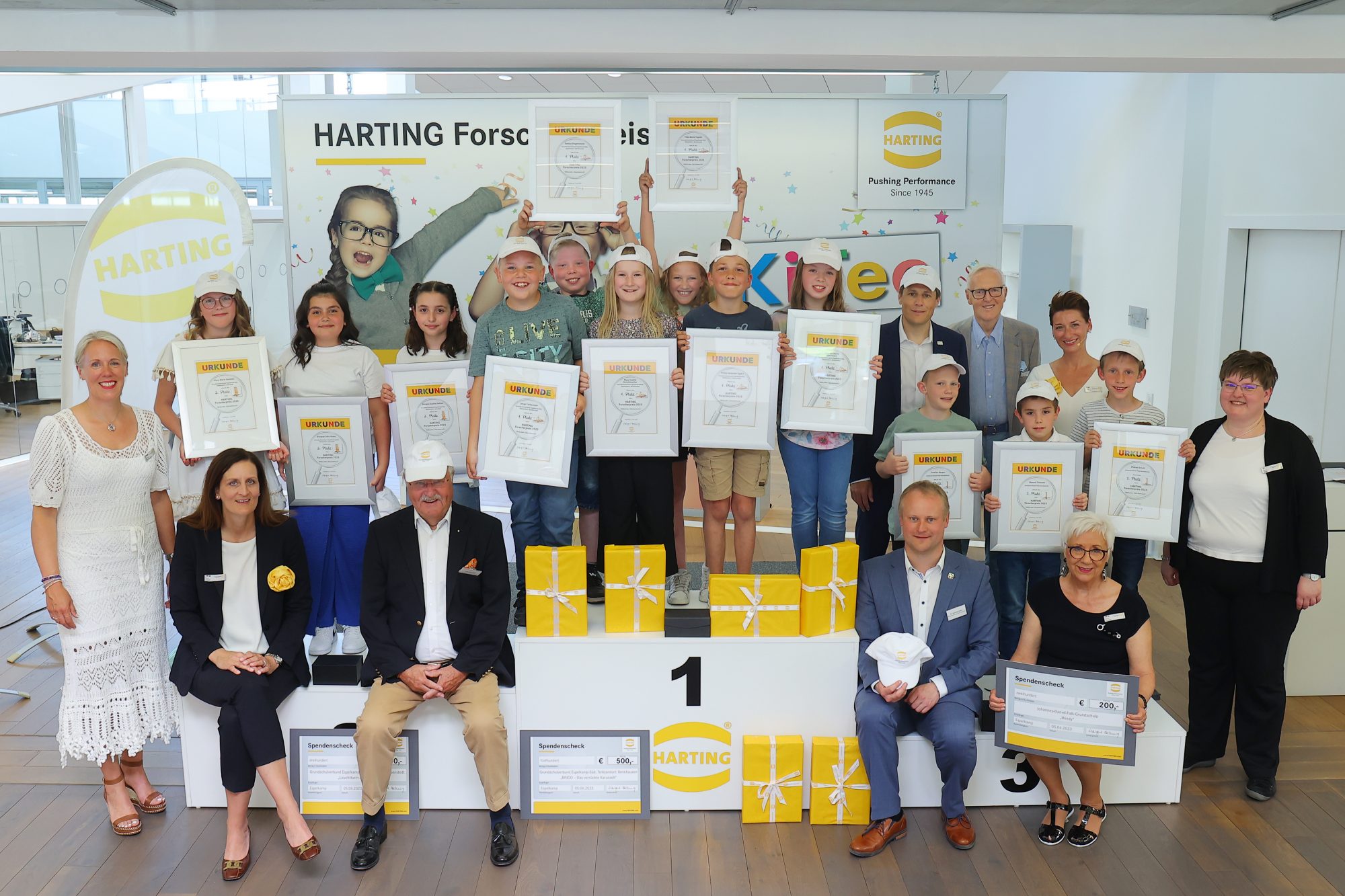Haben sich mit ihren ideenreichen „KiTec“ Bauwerken auch in diesem Jahr wieder kräftig ins Zeug gelegt: die Gewinner und Gewinnerinnen des HARTING Forscherpreises 2023, im Bild mit den Jury-Mitgliedern und Gästen. (Foto: Harting)