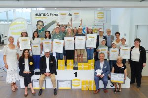 Haben sich mit ihren ideenreichen „KiTec“ Bauwerken auch in diesem Jahr wieder kräftig ins Zeug gelegt: die Gewinner und Gewinnerinnen des HARTING Forscherpreises 2023, im Bild mit den Jury-Mitgliedern und Gästen. (Foto: Harting)