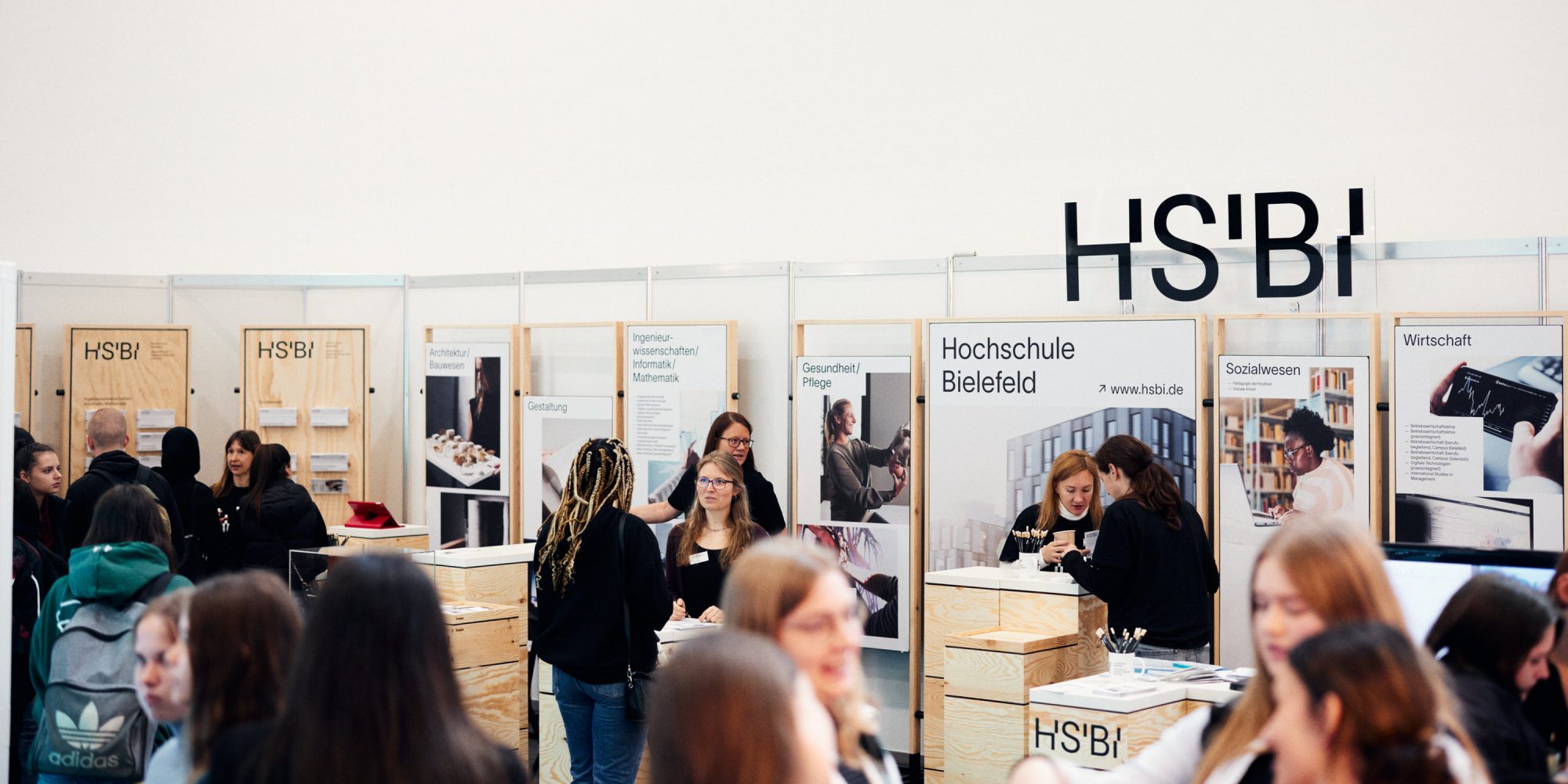 Der neue modulare Messestand bietet vielfältige Möglichkeiten der Information und des Austausches. (Foto: P. Pollmeier/HSBI)