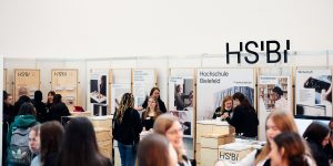 Der neue modulare Messestand bietet vielfältige Möglichkeiten der Information und des Austausches. (Foto: P. Pollmeier/HSBI)