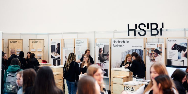 Der neue modulare Messestand bietet vielfältige Möglichkeiten der Information und des Austausches. (Foto: P. Pollmeier/HSBI)