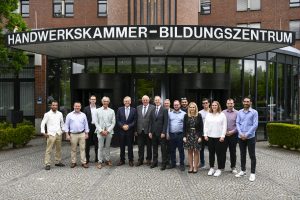Die ersten Elektrohandwerker, die im Rahmen des Pilotprojekts „Fachkräfte für NRW: Elektronikerinnen und Elektroniker aus Jordanien und Ägypten“ eingereist sind, haben nach erfolgreicher Anerkennung ihre Arbeit in Deutschland aufgenommen. Arbeitsminister Karl-Josef Laumann und der Minister für Internationales Nathanael Liminski haben die zugewanderten Fachkräfte und ihre Arbeitgeber im Bildungszentrum der Handwerkskammer Münster getroffen. (Foto: HWK Münster)