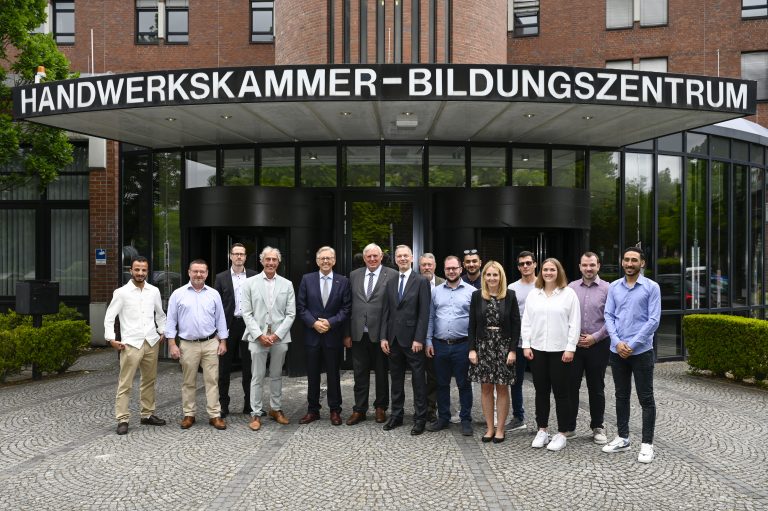 Die ersten Elektrohandwerker, die im Rahmen des Pilotprojekts „Fachkräfte für NRW: Elektronikerinnen und Elektroniker aus Jordanien und Ägypten“ eingereist sind, haben nach erfolgreicher Anerkennung ihre Arbeit in Deutschland aufgenommen. Arbeitsminister Karl-Josef Laumann und der Minister für Internationales Nathanael Liminski haben die zugewanderten Fachkräfte und ihre Arbeitgeber im Bildungszentrum der Handwerkskammer Münster getroffen. (Foto: HWK Münster)