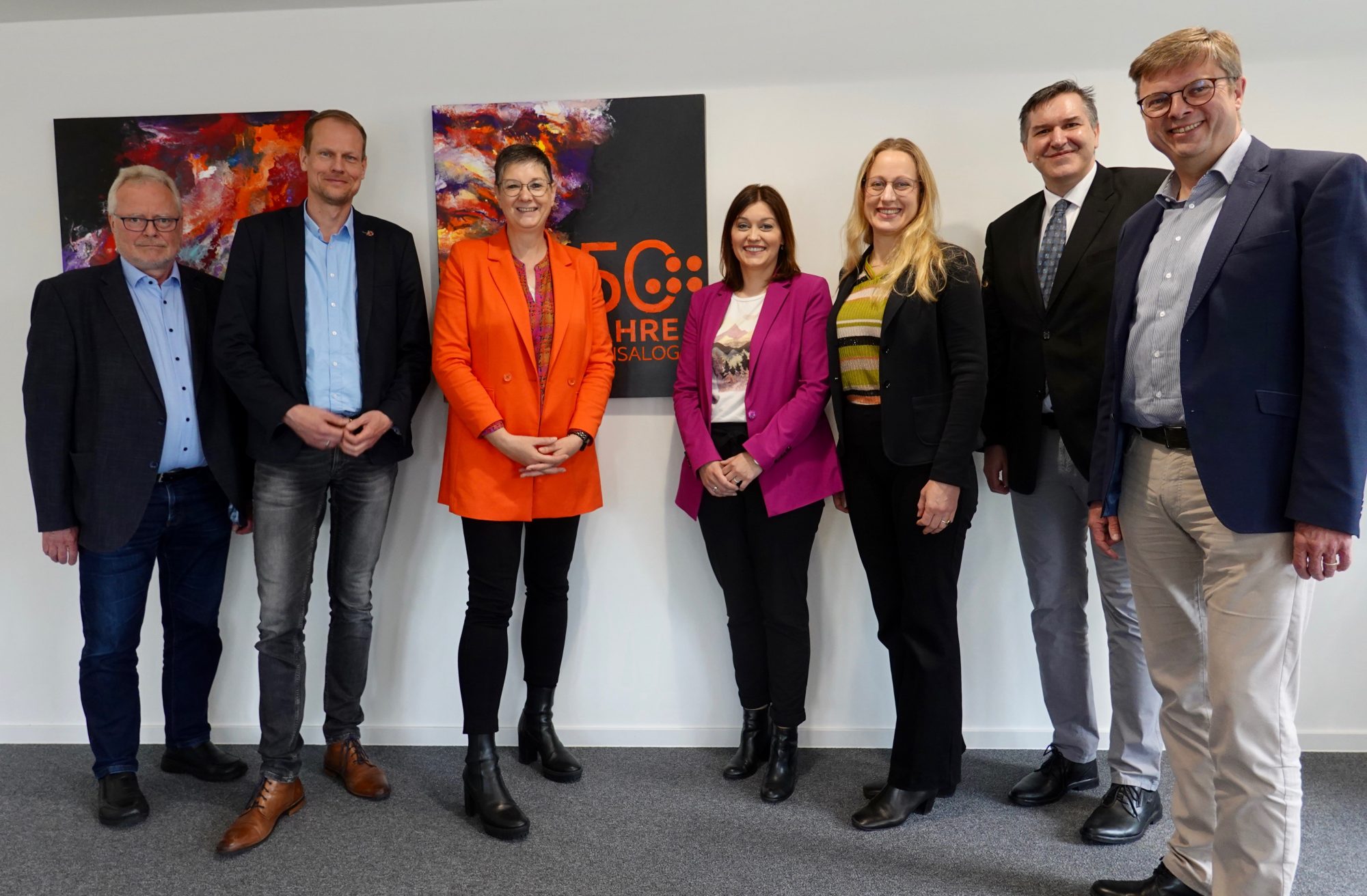 Über die positive Entwicklung der HANSALOG-Gruppe freuen sich WIGOS-Geschäftsführer Siegfried Averhage (v.li.), Mathias Bokel, stellvertretender Bürger-meister Ankum, die kaufmännische Leiterin und Prokuristin bei HANSALOG Jutta Kirk-Lahrmann, HANSALOG-Geschäftsführerin Simone Gövert, Landrätin Anna Keb-schull, HANSALOG-Geschäftsführer Gerrit Gowarsch, und Michael Wernke, Samt-gemeindebürgermeister Bersenbrück. (Foto: Sandra Joachim-Meyer)