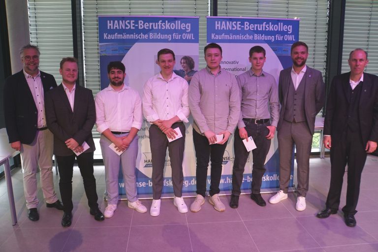 Schülerinnen und Schüler mit einer Eins vor dem Komma: (von l. nach r.): Heiko Jucks (stellv. Schulleiter), Tim Moshage (1,8), Marco Pina (1,8), Sören Ginster (1,8), Janek Wolske (1,6) und Johannes Overersch (1,5), Marcel Mrotzek (Bildungsgangleiter Höhere Handelsschule), Michael Lohre (Oberstufenkoordinator Höhere Handelsschule) (Foto: Hanse-Berufskolleg)