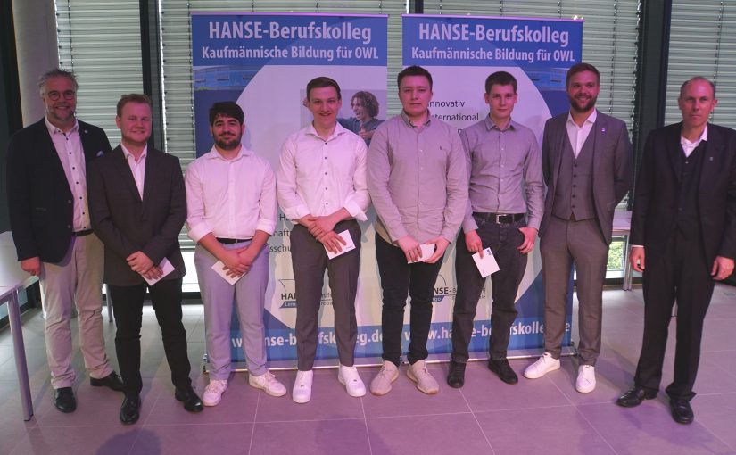 Zeugnisausgabe an Absolventinnen und Absolventen der Höheren Handelsschule am HANSE-Berufskolleg