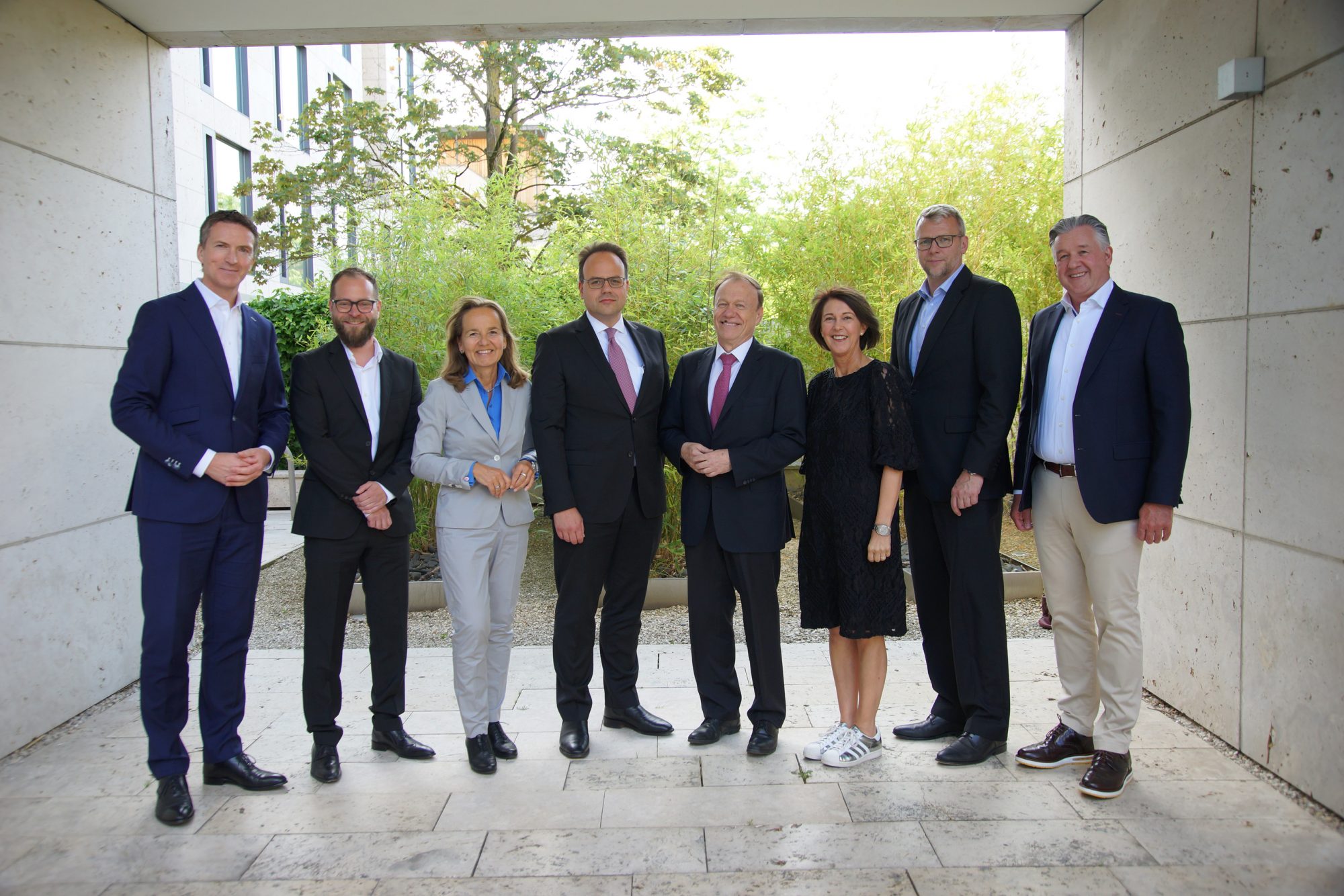 Diskutierten in der Gütersloher Volksbank-Zentrale über Europa im Spannungsfeld internationaler Konflikte: (v.li.) Ulrich Scheppan, Tim Donsbach, Petra Pigerl-Radtke, Christian Radons, Rolf Nikel, Angelika Schindler-Obenhaus, Götz Dörmann und Kai Ristau. (Foto: Volksbank Bielefeld-Gütersloh eG)