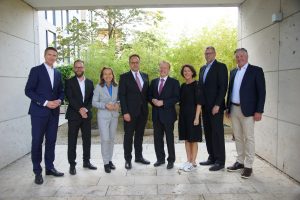 Diskutierten in der Gütersloher Volksbank-Zentrale über Europa im Spannungsfeld internationaler Konflikte: (v.li.) Ulrich Scheppan, Tim Donsbach, Petra Pigerl-Radtke, Christian Radons, Rolf Nikel, Angelika Schindler-Obenhaus, Götz Dörmann und Kai Ristau. (Foto: Volksbank Bielefeld-Gütersloh eG)