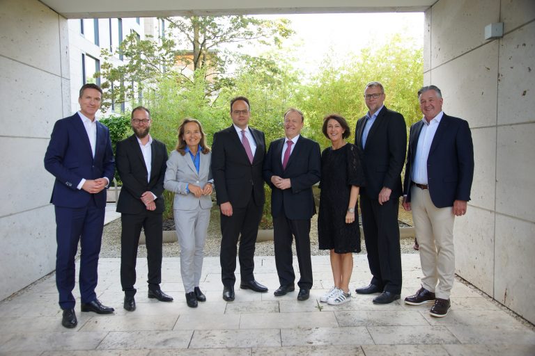 Diskutierten in der Gütersloher Volksbank-Zentrale über Europa im Spannungsfeld internationaler Konflikte: (v.li.) Ulrich Scheppan, Tim Donsbach, Petra Pigerl-Radtke, Christian Radons, Rolf Nikel, Angelika Schindler-Obenhaus, Götz Dörmann und Kai Ristau. (Foto: Volksbank Bielefeld-Gütersloh eG)