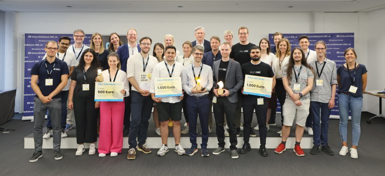 Die diesjährigen Finalisten des Call for Ideas mit der fünfköpfigen Jury und den Partnern der garage33 und der VerbundVolksbank OWL. (Foto: VerbundVolksbank OWL eG)