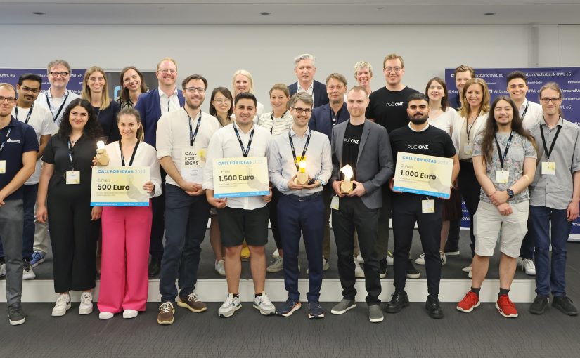 Die diesjährigen Finalisten des Call for Ideas mit der fünfköpfigen Jury und den Partnern der garage33 und der VerbundVolksbank OWL. (Foto: VerbundVolksbank OWL eG)