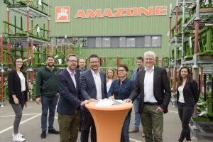 Sie engagieren sich gemeinsam für eine bessere Berufsorientie-rung von Jugendlichen (von links): Lea Aus dem Moore (Perso-nalreferentin Amazone), Tim Schade (Ausbildungsleiter Amazo-ne), Jörn Zimmermann (Personalleiter Amazone), Frank Hüls-mann (Personalreferent Amazone), Lars Hellmers (Vorstand MaßArbeit), Klaudia Stolecki (Berufsorientierungs-Coach Hauptschule Bramsche), Dorte Hierse (Schulleitung Haupt-schule Bramsche), Stefan Rudys (Berufsorientierungs-Coach), Heiner Pahlmann (Bürgermeister der Stadt Bramsche) und Katja Bielefeld (Servicestelle Schule-Wirtschaft der MaßArbeit). (Foto: MaßArbeit / Uwe Lewandowski)