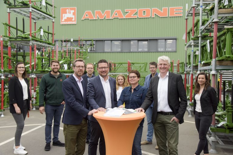 Sie engagieren sich gemeinsam für eine bessere Berufsorientie-rung von Jugendlichen (von links): Lea Aus dem Moore (Perso-nalreferentin Amazone), Tim Schade (Ausbildungsleiter Amazo-ne), Jörn Zimmermann (Personalleiter Amazone), Frank Hüls-mann (Personalreferent Amazone), Lars Hellmers (Vorstand MaßArbeit), Klaudia Stolecki (Berufsorientierungs-Coach Hauptschule Bramsche), Dorte Hierse (Schulleitung Haupt-schule Bramsche), Stefan Rudys (Berufsorientierungs-Coach), Heiner Pahlmann (Bürgermeister der Stadt Bramsche) und Katja Bielefeld (Servicestelle Schule-Wirtschaft der MaßArbeit). (Foto: MaßArbeit / Uwe Lewandowski)