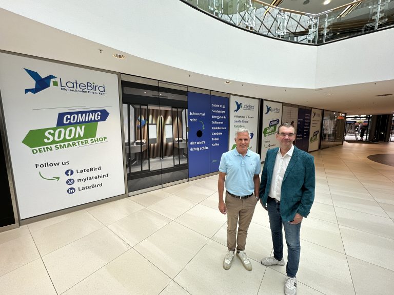 Die Libori-Galerie in Paderborn erhält einen SmartStore: Das LateBird-System ist eine Erfindung von Markus Belte (rechts), Geschäftsführer von LateBird. Links im Bild: Knud Kistenmacher, Centermanager der Libori-Galerie (Bildrechte: LateBird Deutschland GmbH)