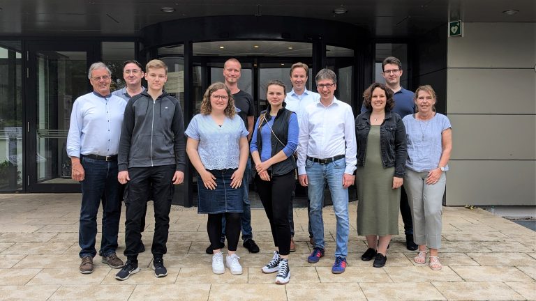 Leopoldshöhe startet seine Digitalisierungsstrategie: (v.l.n.r.) Wilfried Kruse, Prof. Dr. Frank Ho-grebe (beide IVM²), Julius Schäfer, Annika Rempel, Torben Klassen, Lena Wagner, Torsten Fi-sahn (krz), Prof. Dr.-Ing. Martin Hoffmann, Lisa Möller, Lukas Sielemann, Anke Eickerling. (Foto: Gemeinde Leopoldshöhe)