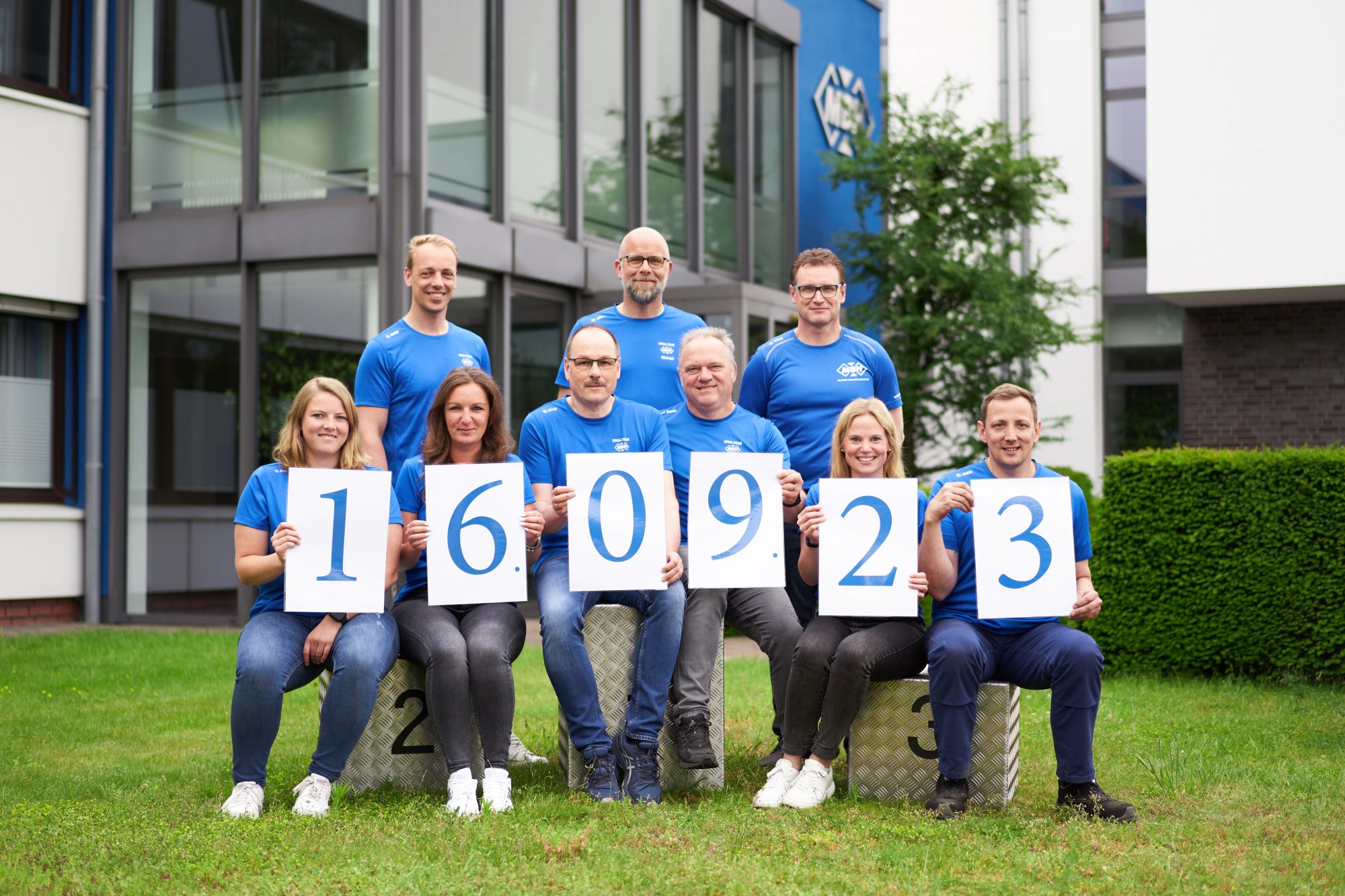 Die motivierten Organisatoren freuen sich auf viele engagierte Sportlerinnen, Sportler und Besucher. Am 16. September geht die beliebte Sportveranstaltung mit umfangreichem Rahmenprogramm bereits in die 16. Auflage. (v.v.l.n.h.r.) Christina Üffing, Sonja Conrad, Ralf Wienand, Dirk Hollensteiner, Julia Knollmann, Andre Alfing, Björn Hassink, Michael Konermann, Marco Mentrup. (Foto: MBH)