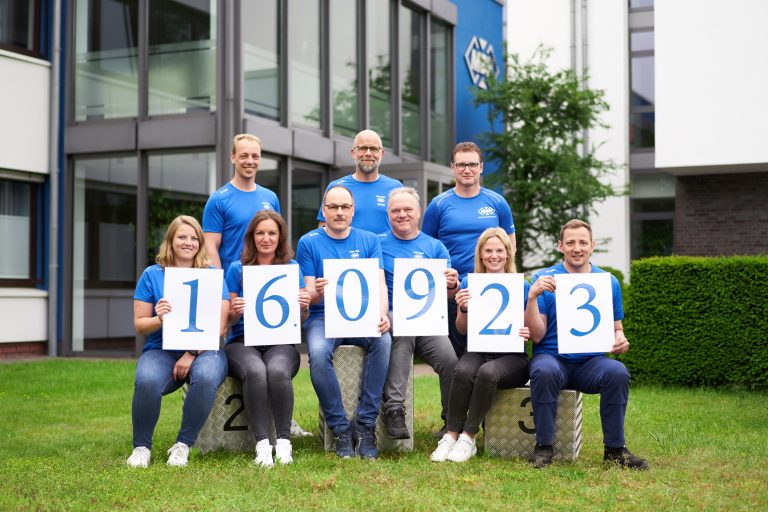 Die motivierten Organisatoren freuen sich auf viele engagierte Sportlerinnen, Sportler und Besucher. Am 16. September geht die beliebte Sportveranstaltung mit umfangreichem Rahmenprogramm bereits in die 16. Auflage. (v.v.l.n.h.r.) Christina Üffing, Sonja Conrad, Ralf Wienand, Dirk Hollensteiner, Julia Knollmann, Andre Alfing, Björn Hassink, Michael Konermann, Marco Mentrup. (Foto: MBH)