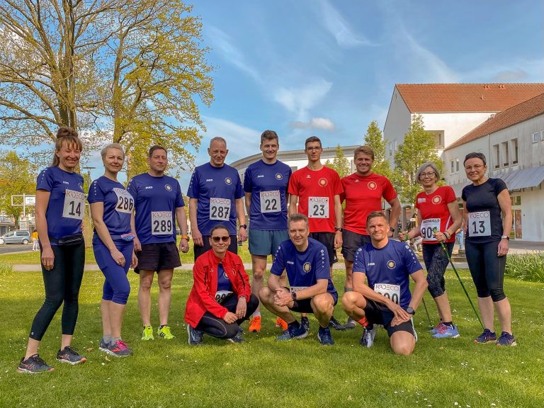 Die erfolgreichen Läuferinnen und Läufer der BSG Merkur Gauselmann e.V. vor Beginn des 33. Espelkamper City-Laufs. (Foto: Gauselmann)