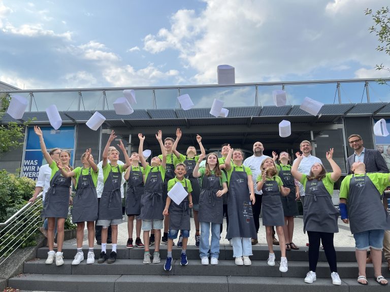 Der vierte Jahrgang der lippischen Miniköche hat nun ihre Abschlusszeugnisse von Stefan Sievers, IHK-Hauptgeschäftsführer (re.), und Mitgliedern des Köcheclubs Lippe e.V. erhalten (Foto: IHK Lippe)