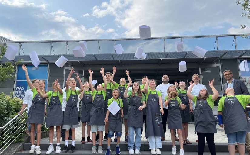 Der vierte Jahrgang der lippischen Miniköche hat nun ihre Abschlusszeugnisse von Stefan Sievers, IHK-Hauptgeschäftsführer (re.), und Mitgliedern des Köcheclubs Lippe e.V. erhalten (Foto: IHK Lippe)