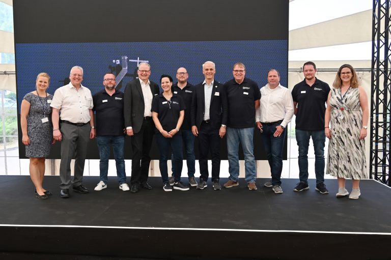 (von links nach rechts): Nicole Paschek (HR Managerin bei Leviat), Wilhelm Modersohn (Geschäftsführer der Wilhelm Modersohn Gmbh & Co. KG), Tobias Skarupke ( Abteilungsleitung Sonderanfertigungen & Industriebauteile bei Modersohn), Guido Lange (Head of Human Resources | Central Europe & Central Operations bei Leviat), Vivian Dieckmann (Abteilungsleitung Marketing bei Modersohn), Dennis Berghoff (Abteilungsleitung Fassadenbefestigungen für Beton bei Modersohn), Mehmet Pekarun Präsident des Leviat Unternehmens), Reinhold Hübers (Leitung des Controllings bei Modersohn), Jürgen Matzelle (Technischer Geschäftsführer bei Modersohn), Florian Berthold (Abteilungsleitung Fassadenbefestigungen Mauerwerk), Jacqueline Wüster (HR Managerin bei Leviat), (Foto: Andrea Deppe)