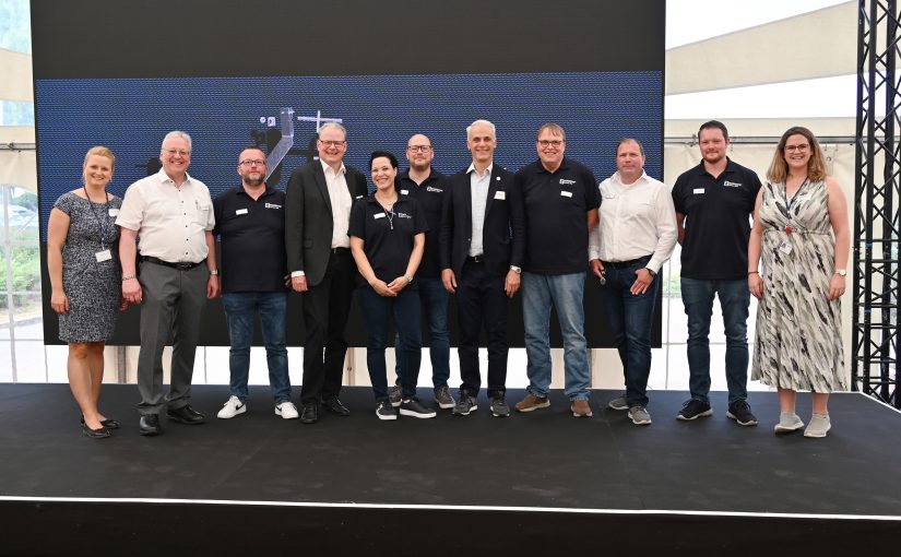 (von links nach rechts): Nicole Paschek (HR Managerin bei Leviat), Wilhelm Modersohn (Geschäftsführer der Wilhelm Modersohn Gmbh & Co. KG), Tobias Skarupke ( Abteilungsleitung Sonderanfertigungen & Industriebauteile bei Modersohn), Guido Lange (Head of Human Resources | Central Europe & Central Operations bei Leviat), Vivian Dieckmann (Abteilungsleitung Marketing bei Modersohn), Dennis Berghoff (Abteilungsleitung Fassadenbefestigungen für Beton bei Modersohn), Mehmet Pekarun Präsident des Leviat Unternehmens), Reinhold Hübers (Leitung des Controllings bei Modersohn), Jürgen Matzelle (Technischer Geschäftsführer bei Modersohn), Florian Berthold (Abteilungsleitung Fassadenbefestigungen Mauerwerk), Jacqueline Wüster (HR Managerin bei Leviat), (Foto: Andrea Deppe)