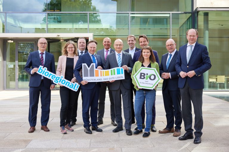 (v.l.) Klaus Ehling (Vorstand Münsterland e.V.), Juliane Rabe (Münsterland e.V.), Bodo Klimpel (Landrat Kreis Recklinghausen), Dr. Kai Zwicker (Landrat Kreis Borken), Dr. Georg Lunemann (Direktor des LWL), Dr. Martin Sommer (Landrat Kreis Steinfurt), Dr. Christian Schulze Pellengahr (Landrat Kreis Coesfeld), Andreas Bothe (Regierungspräsident der Bezirksregierung Münster), Dr. Christine Kanand (Münsterland e.V.), Markus Lewe (Oberbürgermeister der Stadt Münster) und Dr. Olaf Gericke (Landrat Kreis Warendorf) Landräte und Oberbürgermeister unterstützen die Öko-Modellregion Münsterland (Foto: Münsterland e.V./Philipp Fölting)