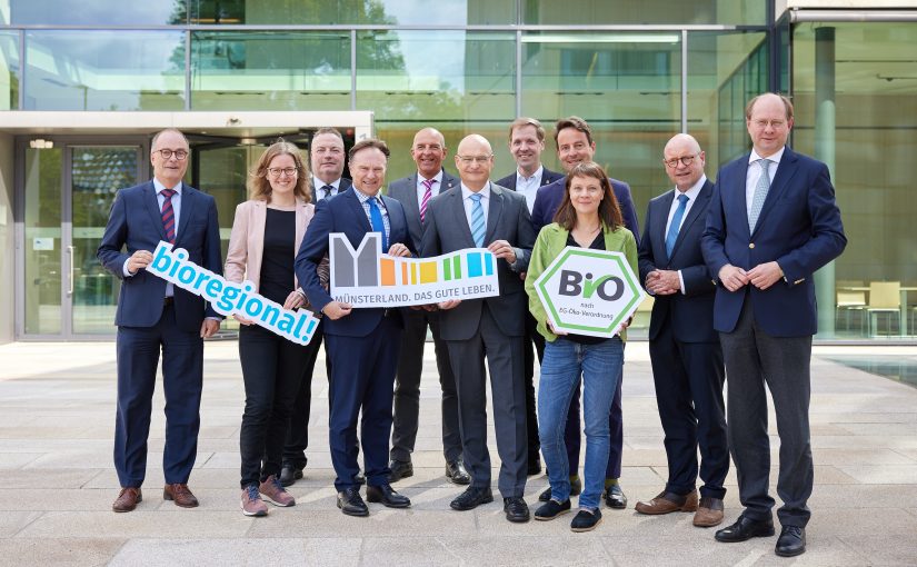 (v.l.) Klaus Ehling (Vorstand Münsterland e.V.), Juliane Rabe (Münsterland e.V.), Bodo Klimpel (Landrat Kreis Recklinghausen), Dr. Kai Zwicker (Landrat Kreis Borken), Dr. Georg Lunemann (Direktor des LWL), Dr. Martin Sommer (Landrat Kreis Steinfurt), Dr. Christian Schulze Pellengahr (Landrat Kreis Coesfeld), Andreas Bothe (Regierungspräsident der Bezirksregierung Münster), Dr. Christine Kanand (Münsterland e.V.), Markus Lewe (Oberbürgermeister der Stadt Münster) und Dr. Olaf Gericke (Landrat Kreis Warendorf) Landräte und Oberbürgermeister unterstützen die Öko-Modellregion Münsterland (Foto: Münsterland e.V./Philipp Fölting)