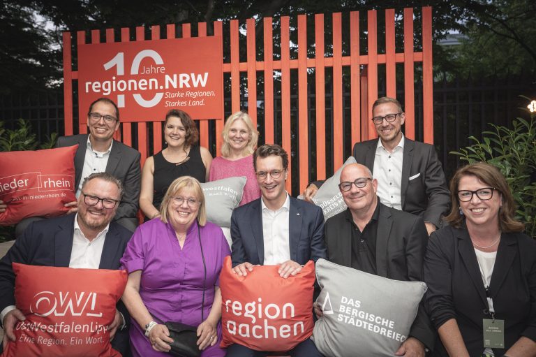Auf dem NRW-Sommerfest in Berlin tauschen sich die Regionen mit der Landesregierung aus. Vertreter des Verbundes regionen.NRW mit Ministerpräsident Hendrik Wüst (Foto: regionen.NRW/Bernd Wannenmacher)