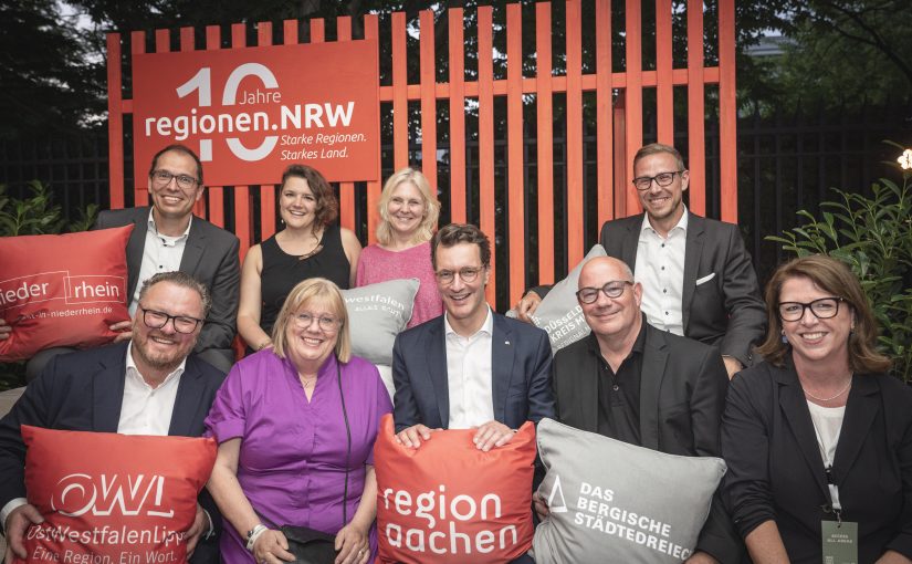 Auf dem NRW-Sommerfest in Berlin tauschen sich die Regionen mit der Landesregierung aus. Vertreter des Verbundes regionen.NRW mit Ministerpräsident Hendrik Wüst (Foto: regionen.NRW/Bernd Wannenmacher)