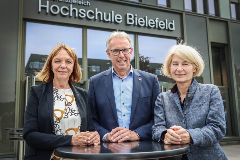 (v.l.) Vorsitzende des Hochschulrats Dr. Sabina Schoefer, Konrektorin für Digitalisierung der Hochschule Bremen, stellvertretender Vorsitzender Dr. Eberhard Niggemann, Leiter der Weidmüller Akademie, Weidmüller Interface GmbH & Co. KG mit HSBI-Präsidentin Prof. Dr. Ingeborg Schramm-Wölk. (Foto: S. Jonek/HSBI)